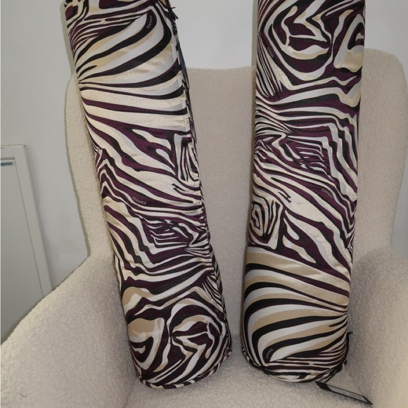 2 Vintage Versace Pillows - Picture 9 of 11